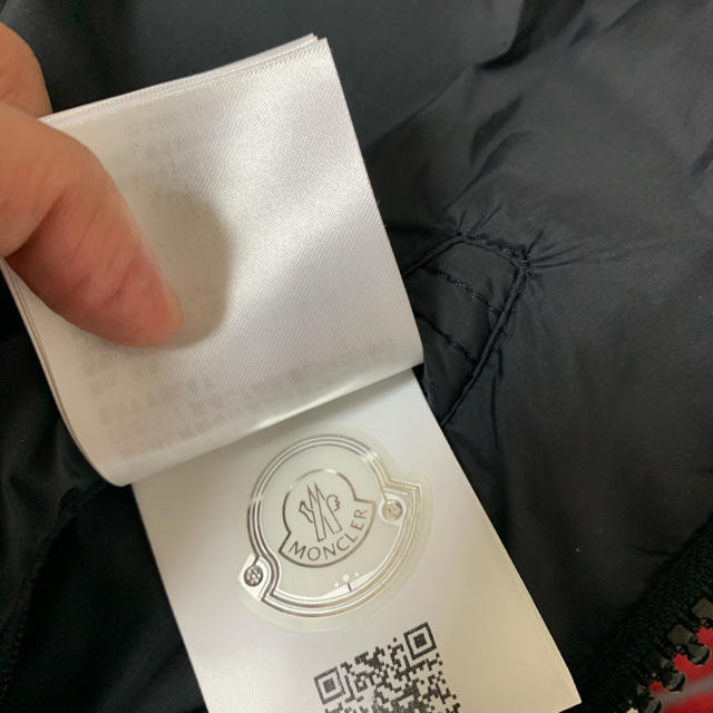 MONCLER(モンクレール)の送料込　新品未使用　タグ付　モンクレール　モンジュネーブル ブラック　１ メンズのジャケット/アウター(ダウンジャケット)の商品写真