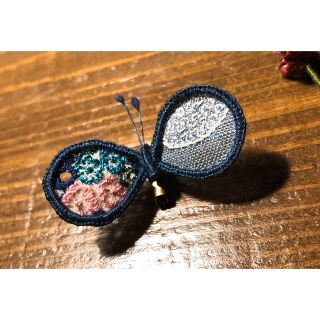 ミナペルホネン(mina perhonen)のちょうちょブローチ  立体刺繍ブローチ(ブローチ/コサージュ)