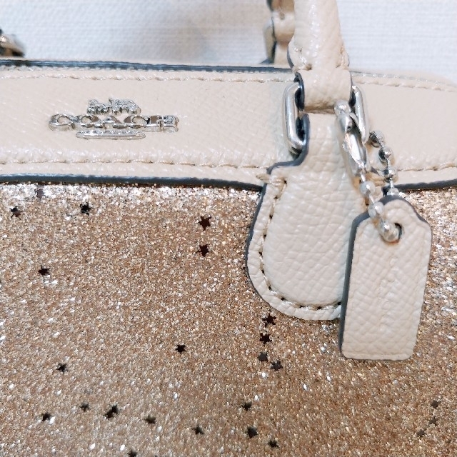 COACH(コーチ)のCOACH ショルダーバッグ スター グリッター 星　ゴールド　ラメ レディースのバッグ(ショルダーバッグ)の商品写真