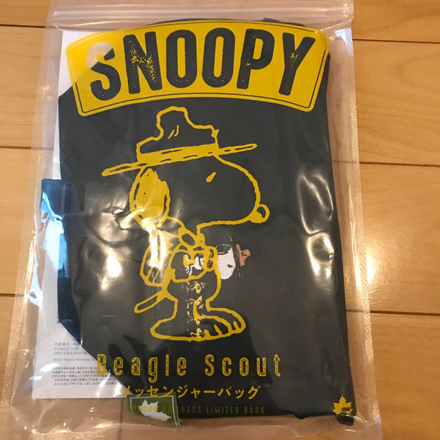 SNOOPY(スヌーピー)のローソン限定　スヌーピーメッセンジャーバッグ　新品未開封 レディースのバッグ(メッセンジャーバッグ)の商品写真