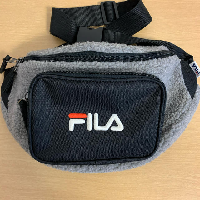 FILA(フィラ)のoguogu様専用　Fila ウェストポーチ　モコモコ　ボディバッグ レディースのバッグ(ボディバッグ/ウエストポーチ)の商品写真