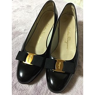 サルヴァトーレフェラガモ(Salvatore Ferragamo)のミント様 専用ページ ゴールド金具 リボン ヴァラ パンプス(ハイヒール/パンプス)