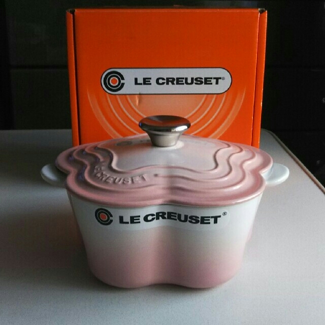 LE CREUSET(ルクルーゼ)のルクルーゼ ココットフルール パウダーピンク 新品未使用 インテリア/住まい/日用品のキッチン/食器(鍋/フライパン)の商品写真