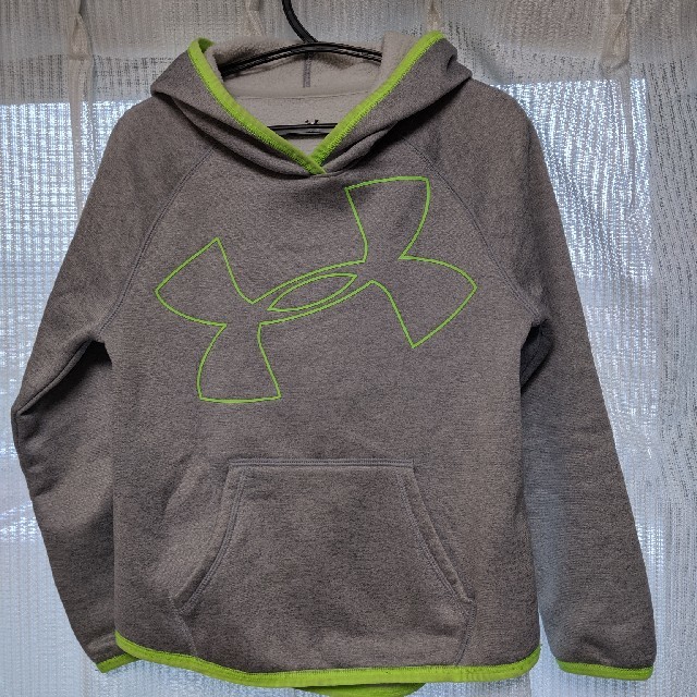 UNDER ARMOUR(アンダーアーマー)のパーカー キッズ/ベビー/マタニティのキッズ服男の子用(90cm~)(ジャケット/上着)の商品写真