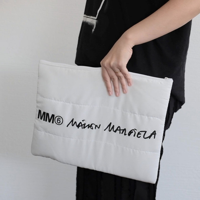 Maison Martin Margiela(マルタンマルジェラ)のSPUR 付録 MM6 Maison Margiela  パデッド ポーチ レディースのバッグ(クラッチバッグ)の商品写真