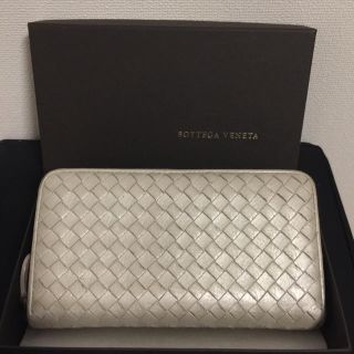 ボッテガヴェネタ(Bottega Veneta)のvottegaリッチ感が有ホワイト長財布(財布)