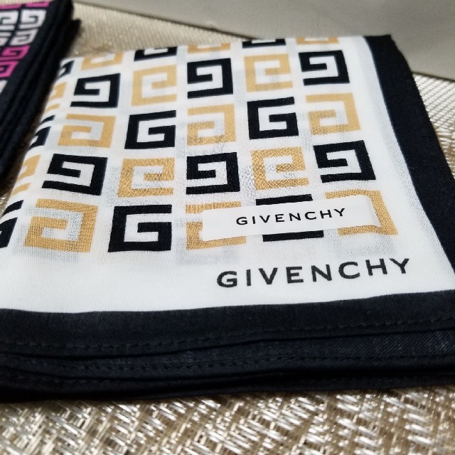 GIVENCHY(ジバンシィ)のGIVENCHY　大判ハンカチ 　2枚　　【新品】　ジバンシー　ハンカチセット レディースのファッション小物(ハンカチ)の商品写真