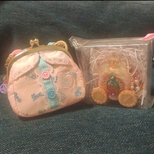 くまポーチ&お菓子馬車バックチャーム　2つセット♡ ハンドメイドのファッション小物(バッグチャーム)の商品写真