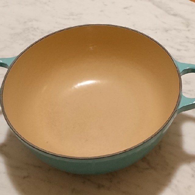 LE CREUSET(ルクルーゼ)のルクルーゼ ココットロンド マルミット カリビアンブルー 22㎝ シルバー取っ手 インテリア/住まい/日用品のキッチン/食器(鍋/フライパン)の商品写真