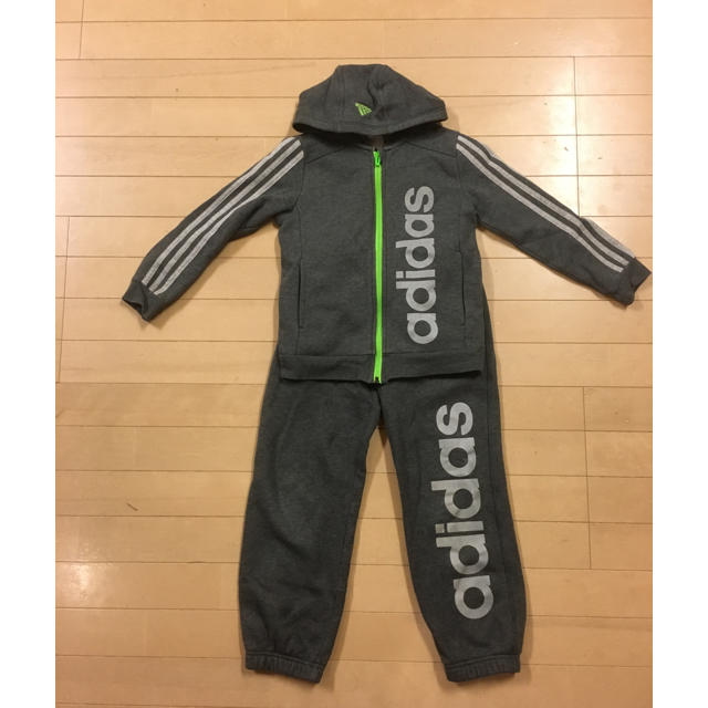 adidas(アディダス)の【冬にオススメ】 adidas  130㎝  上下セット【グレー、used】 キッズ/ベビー/マタニティのキッズ服男の子用(90cm~)(その他)の商品写真