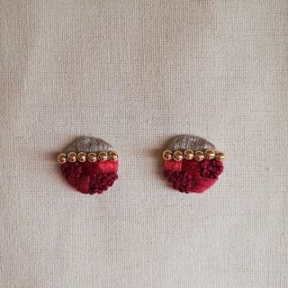 刺繍ピアス　ゴールド　ワインレッド(ピアス)