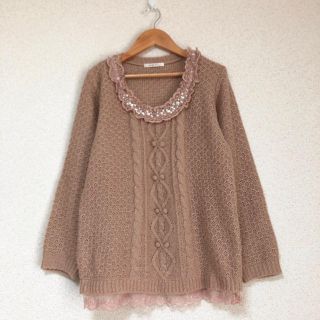 アクシーズファム(axes femme)の♪アクシーズ　デコルテビジュー、パール飾りケーブルニット　セーター♪(ニット/セーター)