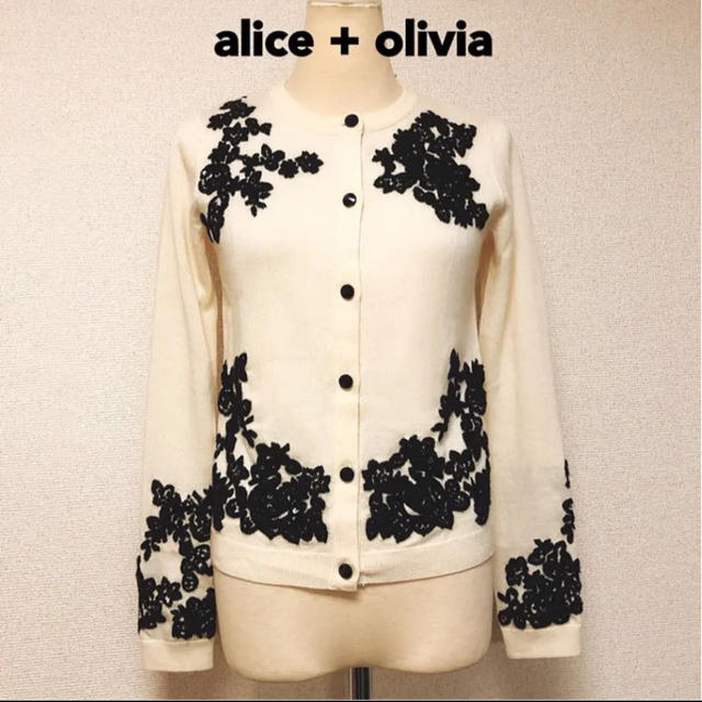 Alice+Olivia(アリスアンドオリビア)のalice+olivia 花 カーディガン モノトーン 花柄 花モチーフ レディースのトップス(カーディガン)の商品写真