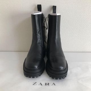 ザラ(ZARA)のZARA 新品 38 トラックソール レザーアンクルフラットブーツ(ブーツ)