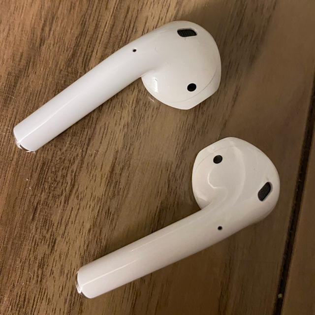 Apple(アップル)のAIR PODS  2 第二世代 美品 送料無料 スマホ/家電/カメラのオーディオ機器(ヘッドフォン/イヤフォン)の商品写真