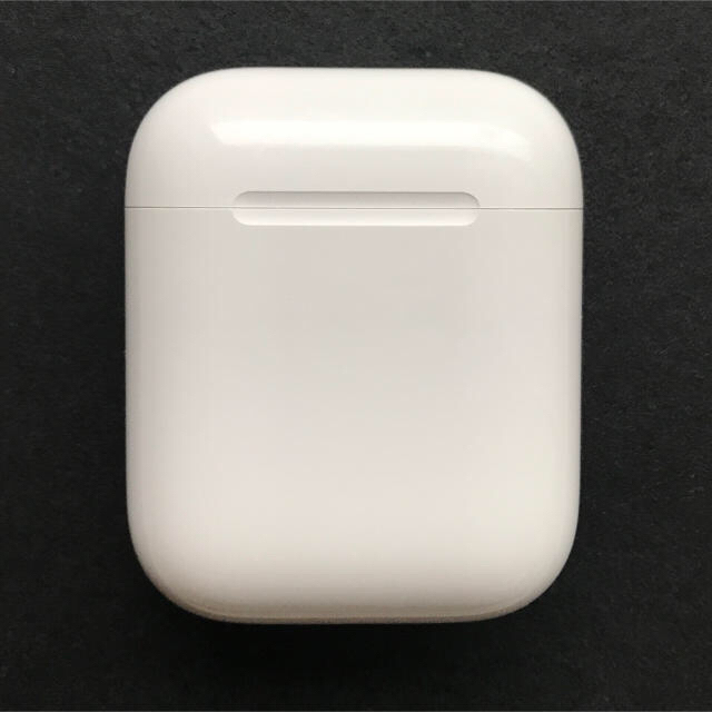 Apple(アップル)のAirPods with Charging Case 第二世代 スマホ/家電/カメラのオーディオ機器(ヘッドフォン/イヤフォン)の商品写真