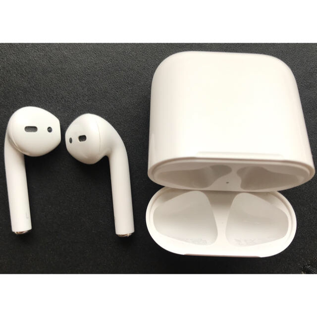 Apple(アップル)のAirPods with Charging Case 第二世代 スマホ/家電/カメラのオーディオ機器(ヘッドフォン/イヤフォン)の商品写真
