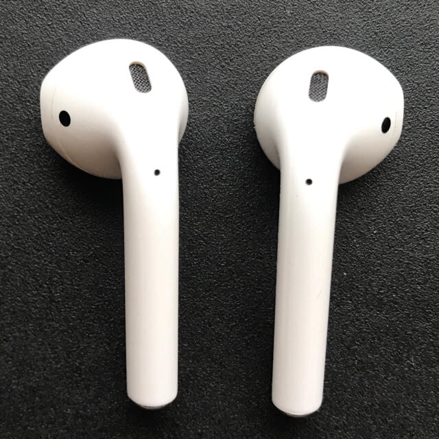 Apple(アップル)のAirPods with Charging Case 第二世代 スマホ/家電/カメラのオーディオ機器(ヘッドフォン/イヤフォン)の商品写真