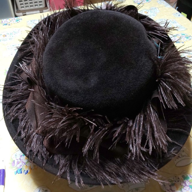 フェルト チョコレート色ベロア羽根とりぼん飾りお帽子