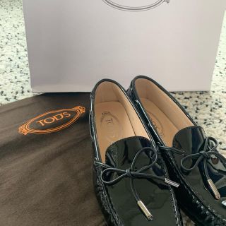 トッズ(TOD'S)の人気　TODS エナメル　ドライビングシューズ37(ローファー/革靴)