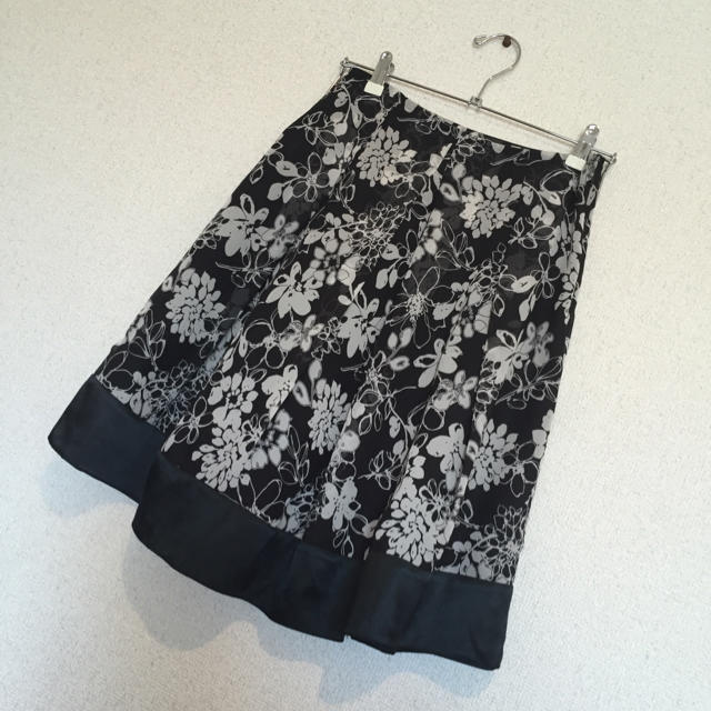 COMME CA ISM(コムサイズム)の美品コムサイズム花柄フレアスカート黒白M レディースのスカート(ひざ丈スカート)の商品写真