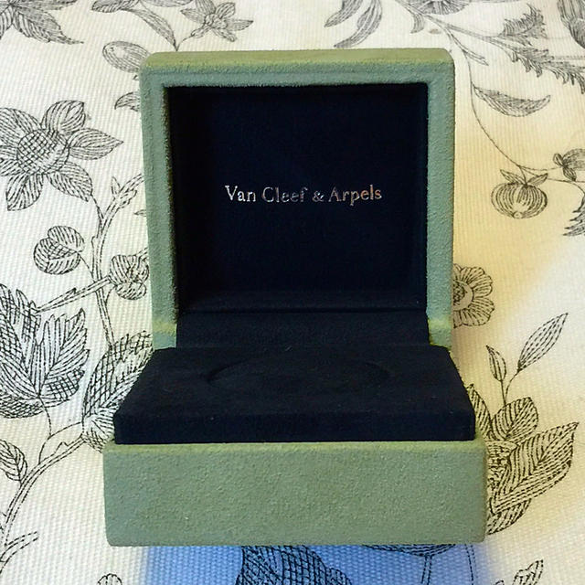 Van Cleef & Arpels(ヴァンクリーフアンドアーペル)の【美品】 ヴァンクリーフ リング ケース レディースのアクセサリー(その他)の商品写真