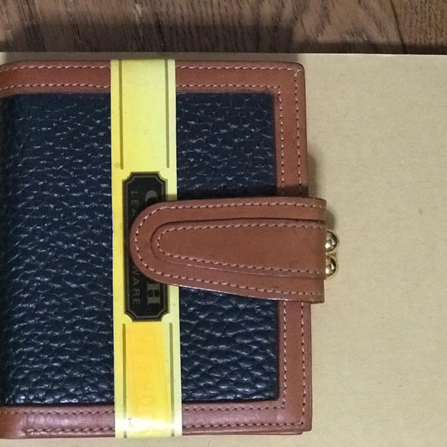 新品COACH二つ折り小銭入れ付き財布