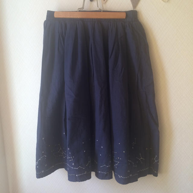 SM2(サマンサモスモス)のehkasopo 星座刺繍スカート レディースのスカート(ひざ丈スカート)の商品写真