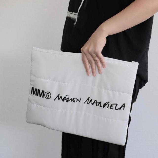 Maison Martin Margiela(マルタンマルジェラ)のSPUR 付録 MM6 Maison Margiela  パデッド ポーチ レディースのバッグ(クラッチバッグ)の商品写真