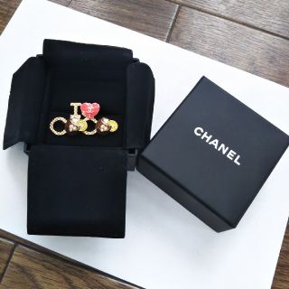 シャネル(CHANEL)のCHANEL ブローチ ピンバッチ シャネル 新品未使用(ブローチ/コサージュ)