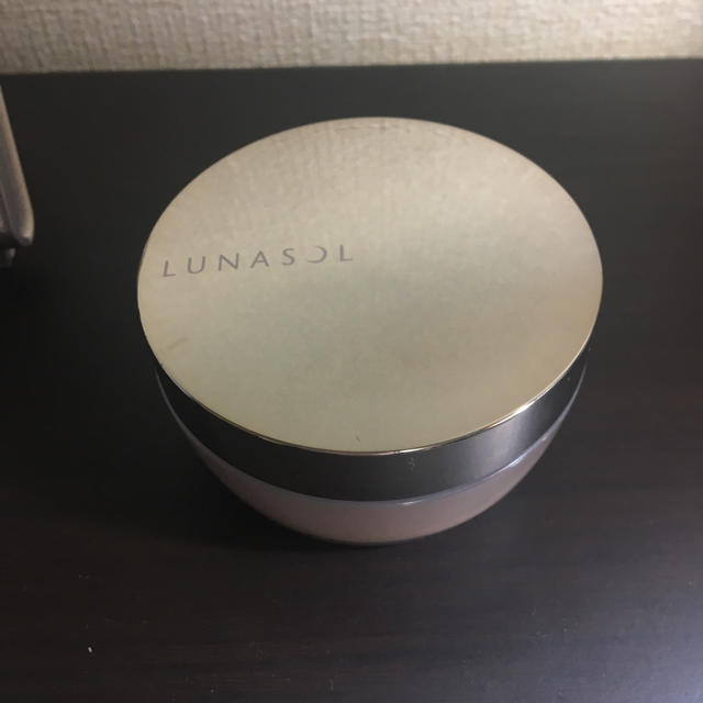 LUNASOL(ルナソル)のルナソル エアリールーセントパウダー01 コスメ/美容のベースメイク/化粧品(フェイスパウダー)の商品写真