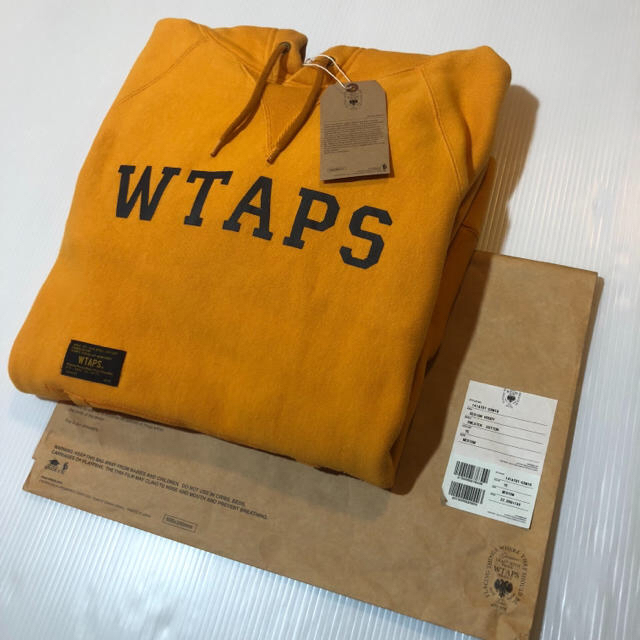 W)taps(ダブルタップス)のWTAPS DESIGN HOODY パーカー プルオーバー 黄 ロゴ レア メンズのトップス(パーカー)の商品写真