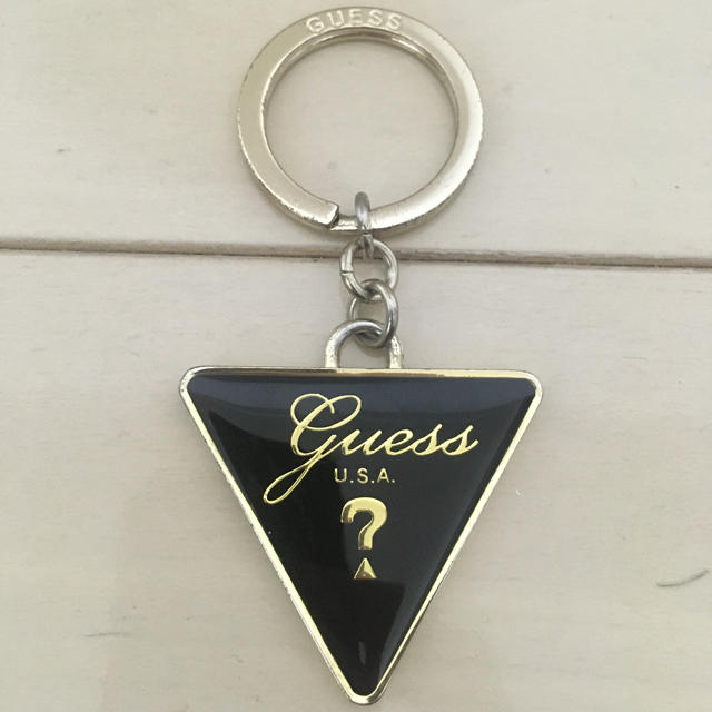 GUESS(ゲス)のGUESS ゲス キーホルダー ブラックゴールド レディースのファッション小物(キーホルダー)の商品写真