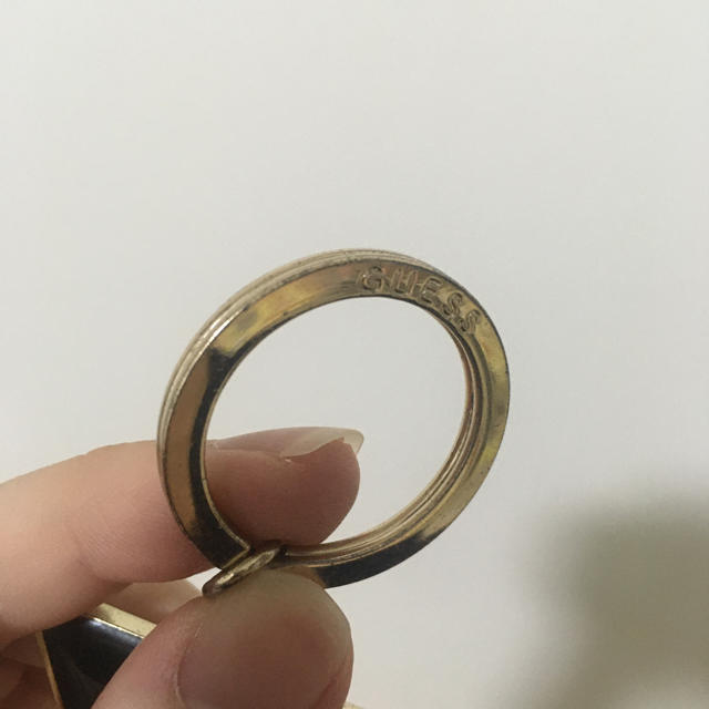 GUESS(ゲス)のGUESS ゲス キーホルダー ブラックゴールド レディースのファッション小物(キーホルダー)の商品写真