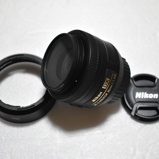 Nikon(ニコン)の美品 Nikon ニコン AF-S  DX 35mm f/1.8G フィルタ付き スマホ/家電/カメラのカメラ(レンズ(単焦点))の商品写真