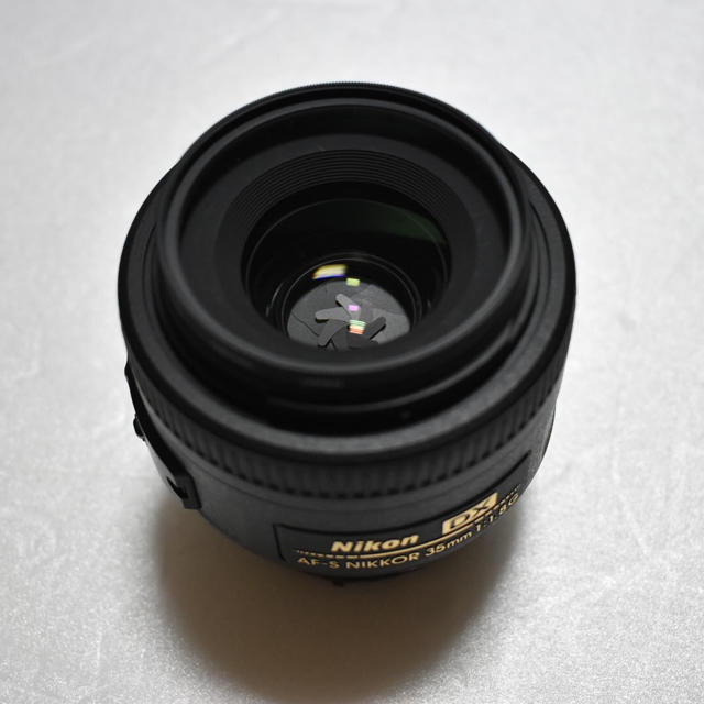 Nikon(ニコン)の美品 Nikon ニコン AF-S  DX 35mm f/1.8G フィルタ付き スマホ/家電/カメラのカメラ(レンズ(単焦点))の商品写真