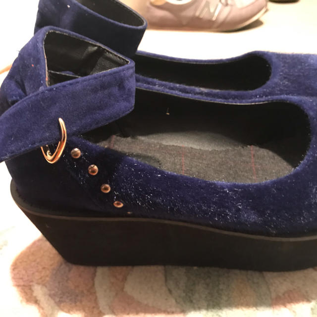 REDYAZEL(レディアゼル)の👢厚底👢 ブルー ネイビー ベロア生地 パンプス レディースの靴/シューズ(ローファー/革靴)の商品写真