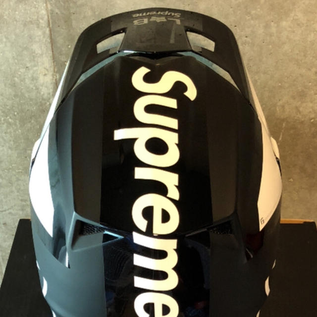 Supreme(シュプリーム)のSupreme Fox Racing V2ヘルメット サイズM シュプリーム 自動車/バイクのバイク(ヘルメット/シールド)の商品写真