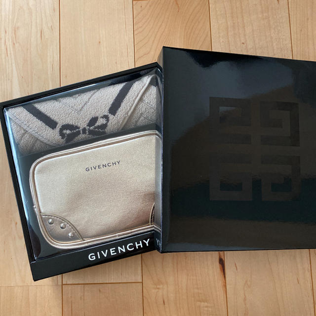 GIVENCHY(ジバンシィ)の新品　GIVENCHY ポーチ　ハンカチ　セット レディースのファッション小物(ポーチ)の商品写真