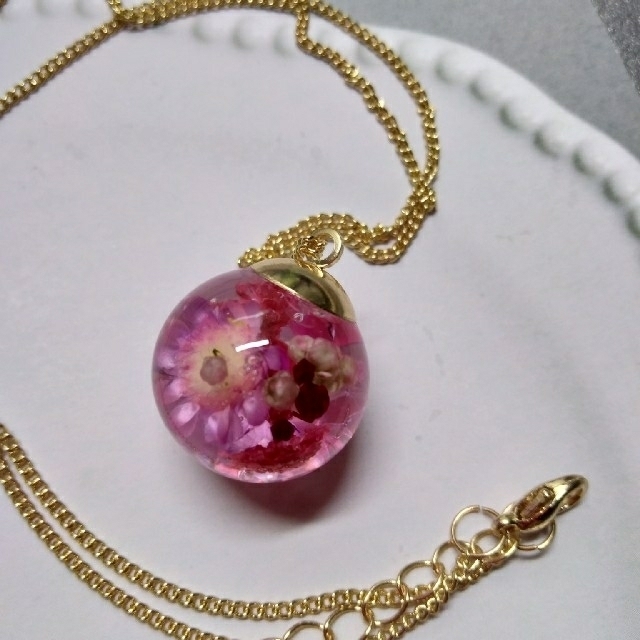 【SALE】ハーバリウム　ボールペン＆ペンダントセット　ピンク紫 ハンドメイドのアクセサリー(ネックレス)の商品写真