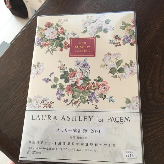 LAURA ASHLEY(ローラアシュレイ)の７７１３　ペイジェムメモリー家計簿（ローラ　アシュレイ）Ａ５（ヘッドスカーヴス） エンタメ/ホビーの本(住まい/暮らし/子育て)の商品写真