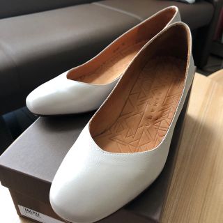 チエミハラ(CHIE MIHARA)のチエミハラベージュホワイトパンプス38新品4万円値下げ(ハイヒール/パンプス)