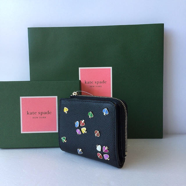 kate spade new york(ケイトスペードニューヨーク)の新品今季★ケイトスペード★マルゴーエナメルスペードスモールバイフォールド折り財布 レディースのファッション小物(財布)の商品写真