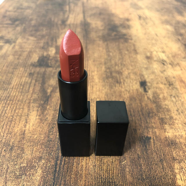 NARS(ナーズ)のNARS オーデイシャスリップスティック　9497 コスメ/美容のベースメイク/化粧品(口紅)の商品写真