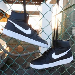 新品・未使用　NIKE　スニーカー　23.5　正規品　国内未発売カラー　入手困難