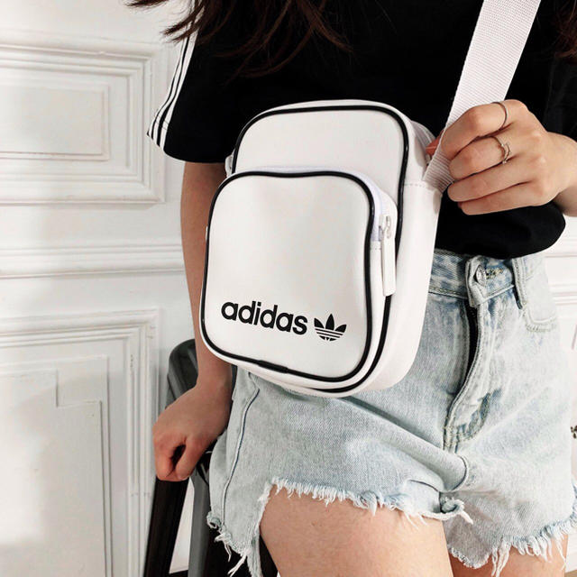 adidas(アディダス)の[アディダス オリジナルス] adidas 男女兼用 ミニバッグ ホワイト レディースのバッグ(ショルダーバッグ)の商品写真
