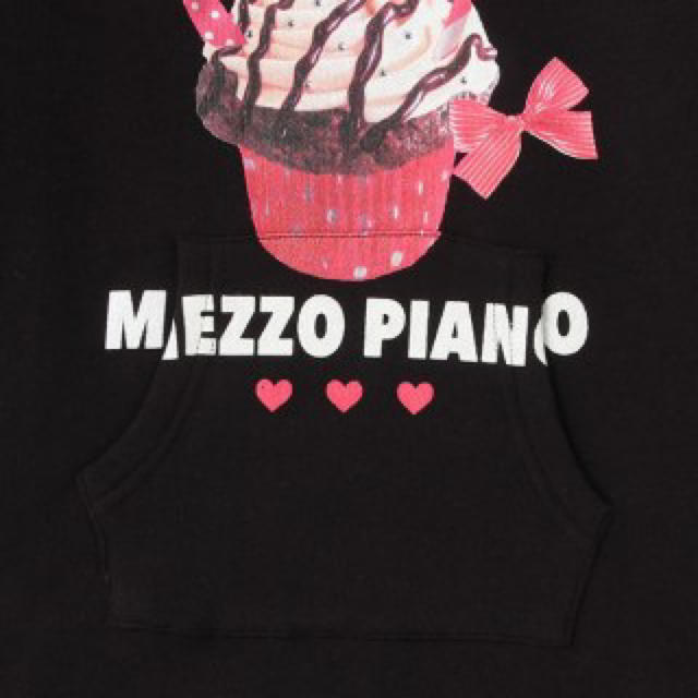 mezzo piano(メゾピアノ)の新品　メゾピアノ　カップケーキ柄トレーナー　130 キッズ/ベビー/マタニティのキッズ服女の子用(90cm~)(Tシャツ/カットソー)の商品写真