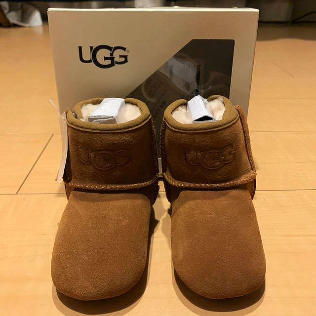 UGG(アグ)のUGG ベビー キッズ/ベビー/マタニティのベビー靴/シューズ(~14cm)(ブーツ)の商品写真