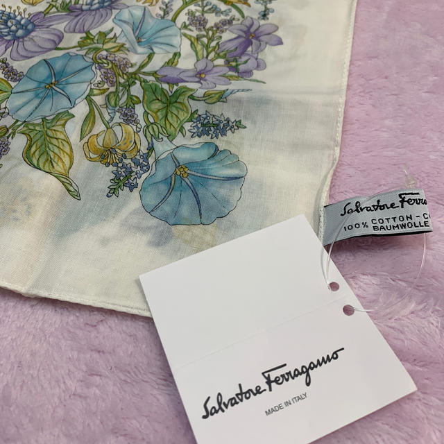 Ferragamo(フェラガモ)の【 ferragamo 】お花と小鳥で素敵 ♬ 新品 ♬ 小さめ♬ ４３cm ♬ レディースのファッション小物(ハンカチ)の商品写真