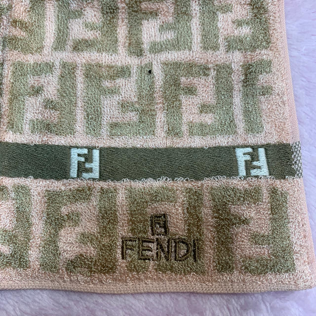 FENDI(フェンディ)の【 FENDI 】一面ロゴ ♬ タオルハンカチ ♬ 新品 ♬ ２５ cm ♬ レディースのファッション小物(ハンカチ)の商品写真